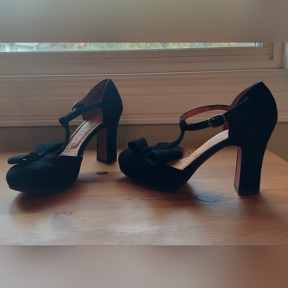 Chi Mihara Suede Pumps w/ black bow tie - Picture 7 of 12